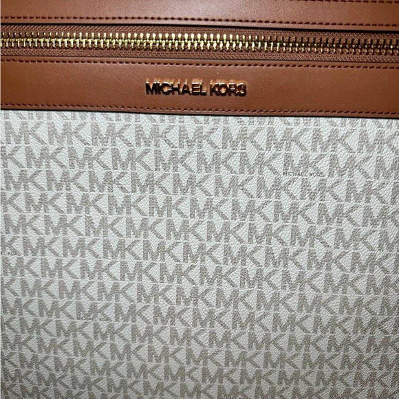 - Michael kors suitcase - Picture 5 of 10